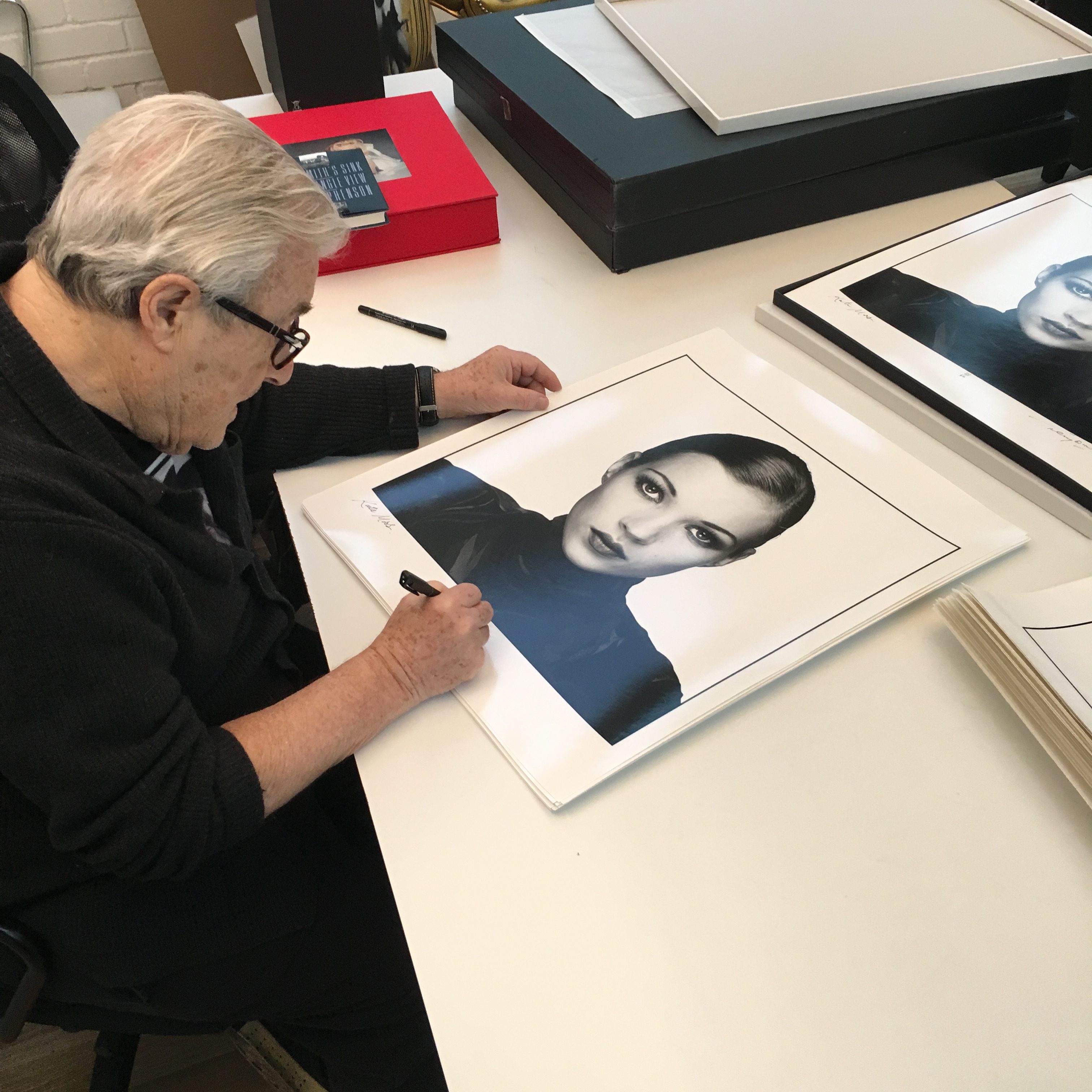 Terry O'Neill signs Prints