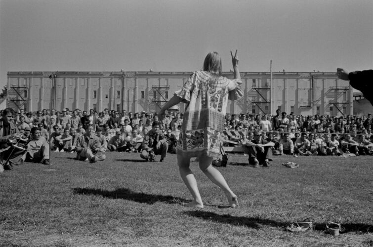 BW_SQ005: San Quentin concert for Bread & Roses