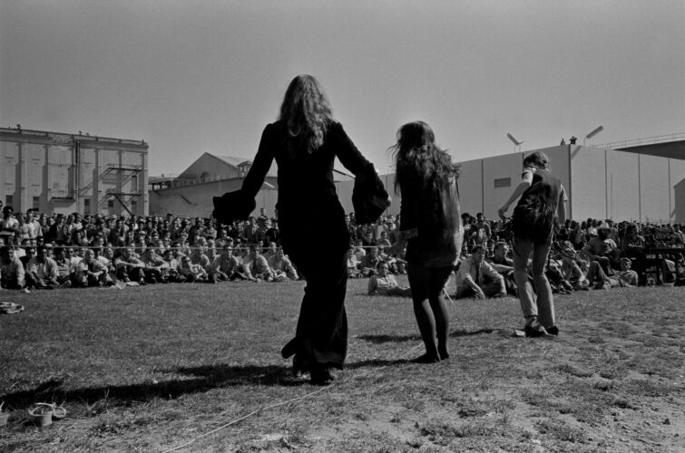 BW_SQ012: San Quentin concert for Bread & Roses