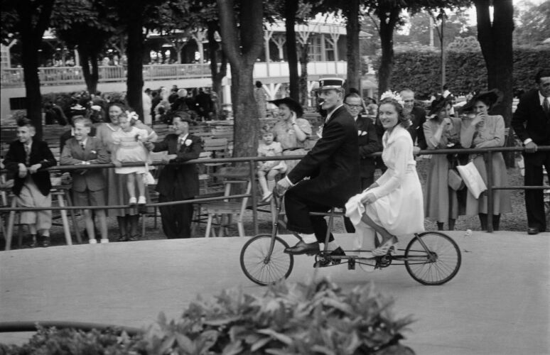 GR_PW018: Bride on bicycle made for two