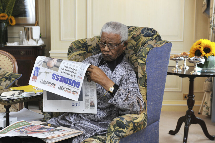 NM002: Nelson Mandela reading newspaper