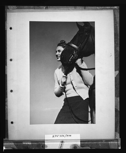 NP04D4_1936_002H: Harper's Bazaar