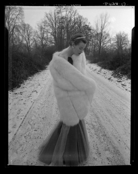 NP05E2_1950_004: Wenda in Fox Fur i Snow
