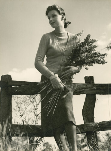 NP_FA_30s026_sepia: Model with flowers