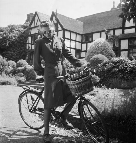 NP_FA_40s081: The Country Woman At War