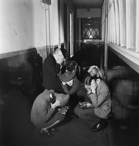 NP_FA_40s258: Air raid at Vogue