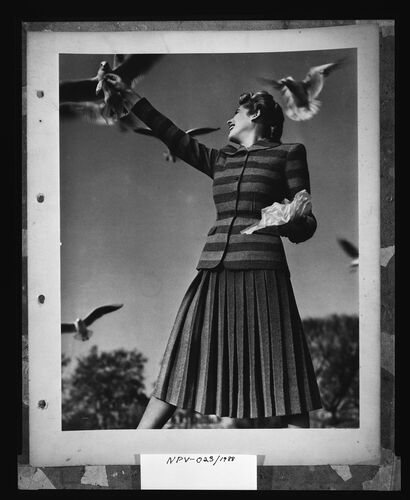 NP_NP04D4_1930s_undated005: 1930s Vogue