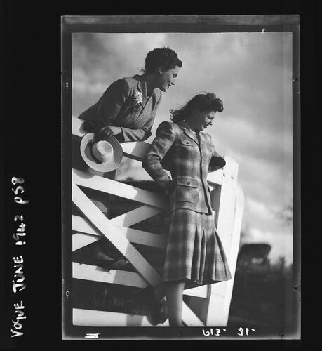 NP_NP04D4_1942_002: 1942 Vogue