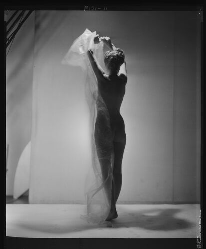 NP_NP04D4_1944_002: Vogue Beauty Book