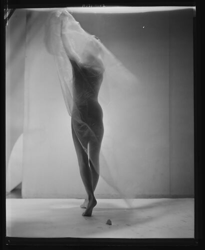 NP_NP04D4_1944_003: Beaty Nude