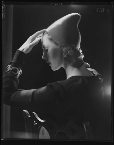 NP_NP04D4_1944_033: Hug-the-head Hats