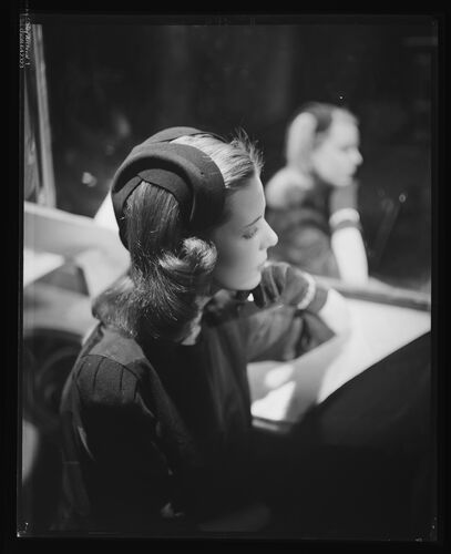 NP_NP04D4_1944_034: Hair and Hats