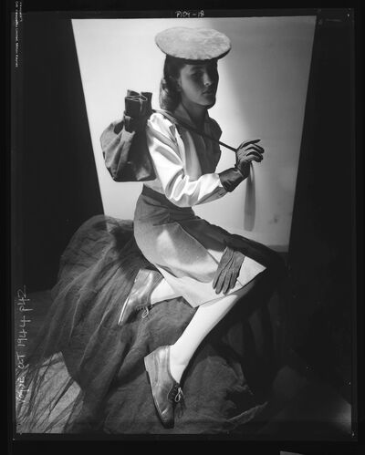 NP_NP04D4_1944_036: Vogue, October 1944