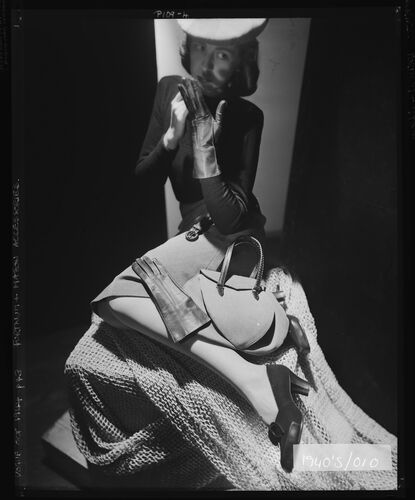 NP_NP04D4_1944_037: Highlighting Accessories