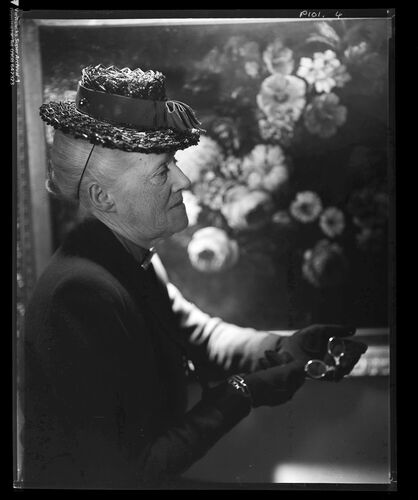 NP_NP04D4_1944_047: Wardrobe Planning