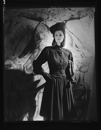 NP_NP04D4_1944_055: The London Collections