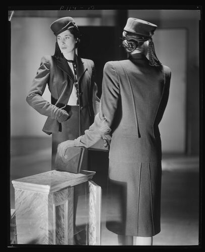 NP_NP04D4_1944_058: Molyneux Suit