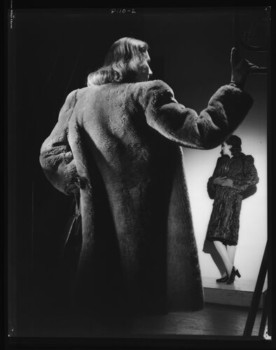 NP_NP04D4_1944_066: Shophound Rakes Them In