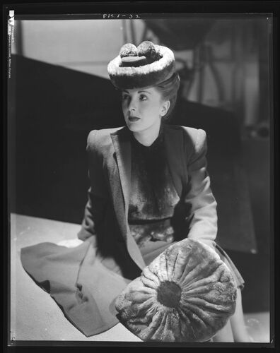 NP_NP04D4_1944_073: London's Green Winter