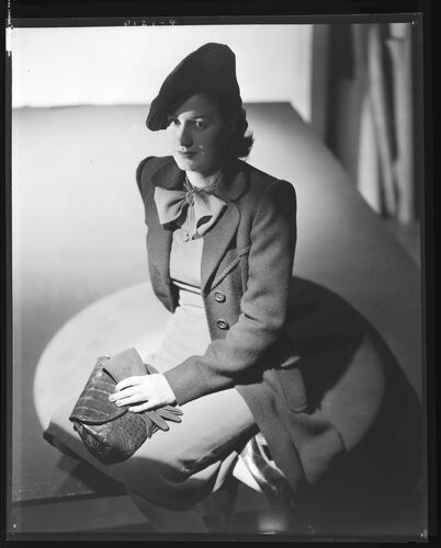 NP_NP04D4_1944_077: Vogue 1944