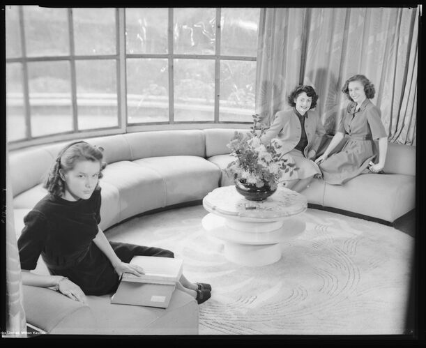 NP_NP04D4_1944_079: Young Actresses