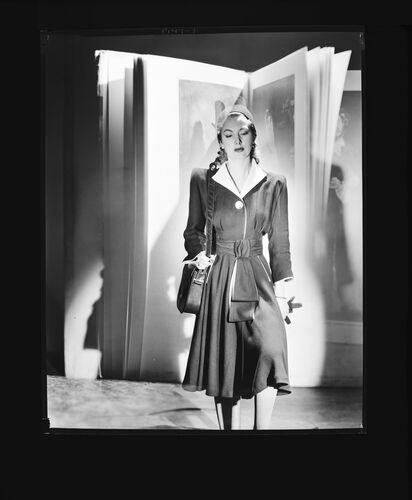 NP_NP05E1_1945_023_D: Lights of London