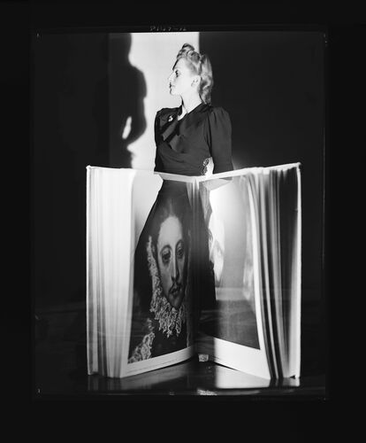 NP_NP05E1_1945_025: Lights of London