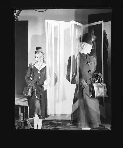 NP_NP05E1_1945_035: Lights of London, Vogue April 1945