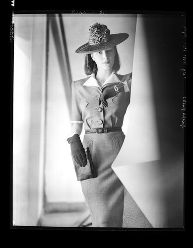 NP_NP05E1_1945_048: Actresses, Vogue May 1945