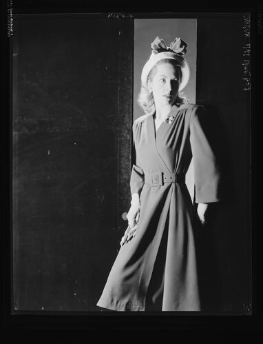 NP_NP05E1_1945_050: Vogue May 1945