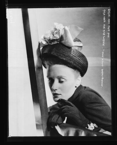 NP_NP05E1_1945_055: Vogue March 1945