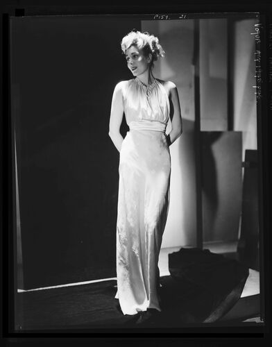 NP_NP05E1_1945_061_B: Vogue August 1945