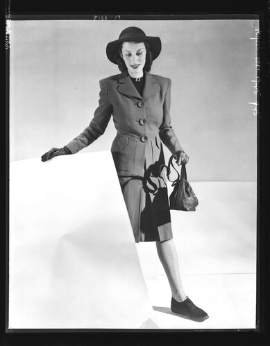 NP_NP05E1_1945_063: Vogue Septmebr 1945