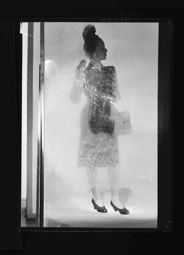 NP_NP05E1_1945_067: Vogue October 1945