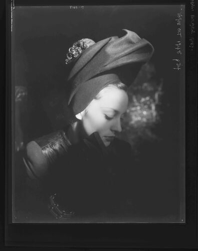 NP_NP05E1_1945_068: Heraldic Hats