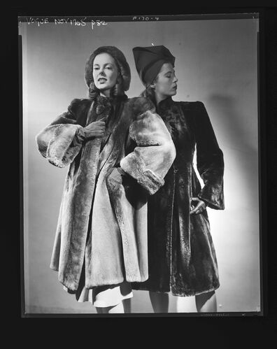 NP_NP05E1_1945_075_B: Vogue November 1945