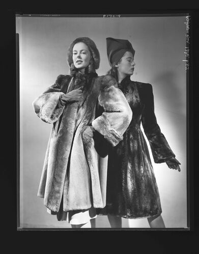 NP_NP05E1_1945_075_C: Vogue November 1945
