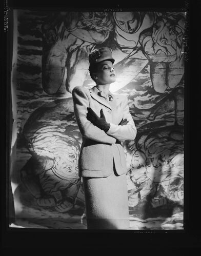 NP_NP05E1_1945_077: The London Collections