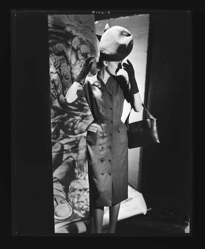 NP_NP05E1_1945_078_A: The London Collections