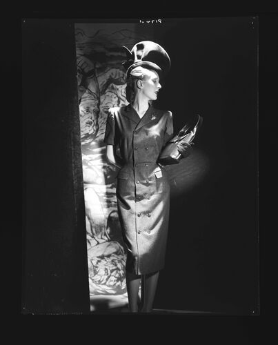 NP_NP05E1_1945_078_C: The London Collections