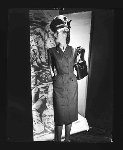 NP_NP05E1_1945_078_D: The London Collections