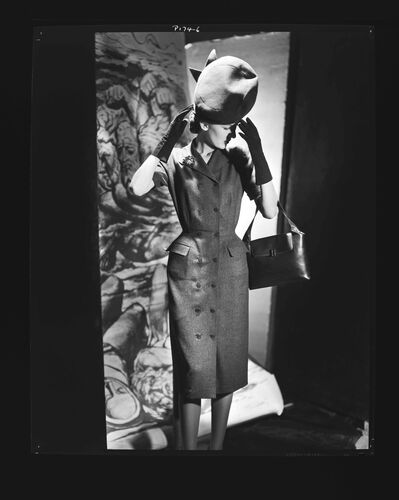 NP_NP05E1_1945_078_E: The London Collections