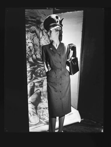 NP_NP05E1_1945_078_H: The London Collections