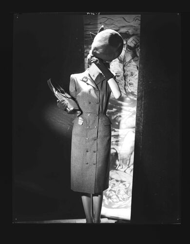 NP_NP05E1_1945_078_I: The London Collections