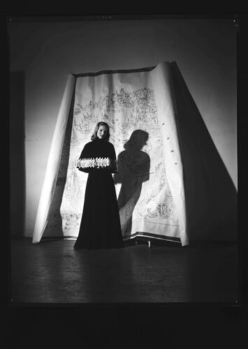 NP_NP05E1_1946_009A: London Collections