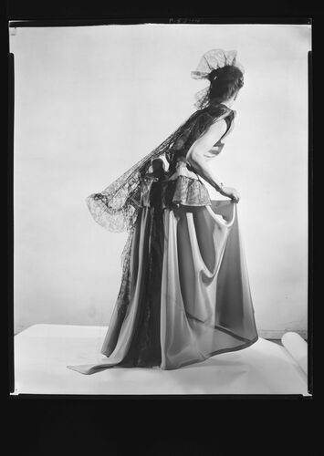 NP_NP05E1_1946_009C: Bouffant or Sleek