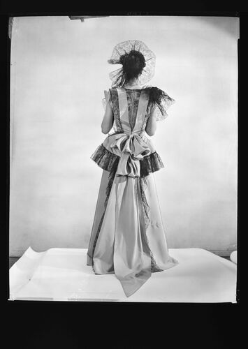 NP_NP05E1_1946_009D: Bouffant or Sleek