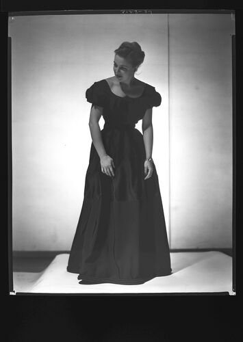 NP_NP05E1_1946_009E: Bouffant or Sleek