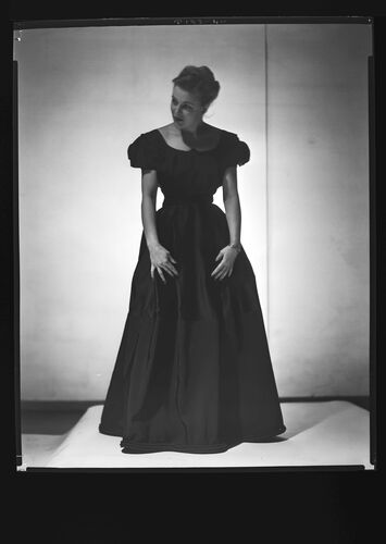 NP_NP05E1_1946_009F: Bouffant or Sleek