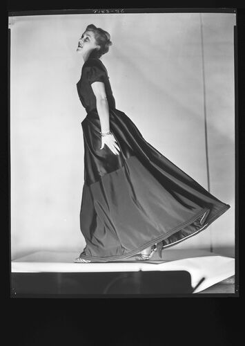 NP_NP05E1_1946_009J: Bouffant or Sleek